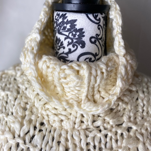 BCBG Super chunky knit sleeveless cowl neck top. - Picture 8 of 8